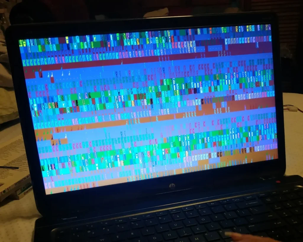 Notebook con falla de imagen en pantalla y video distorsionado