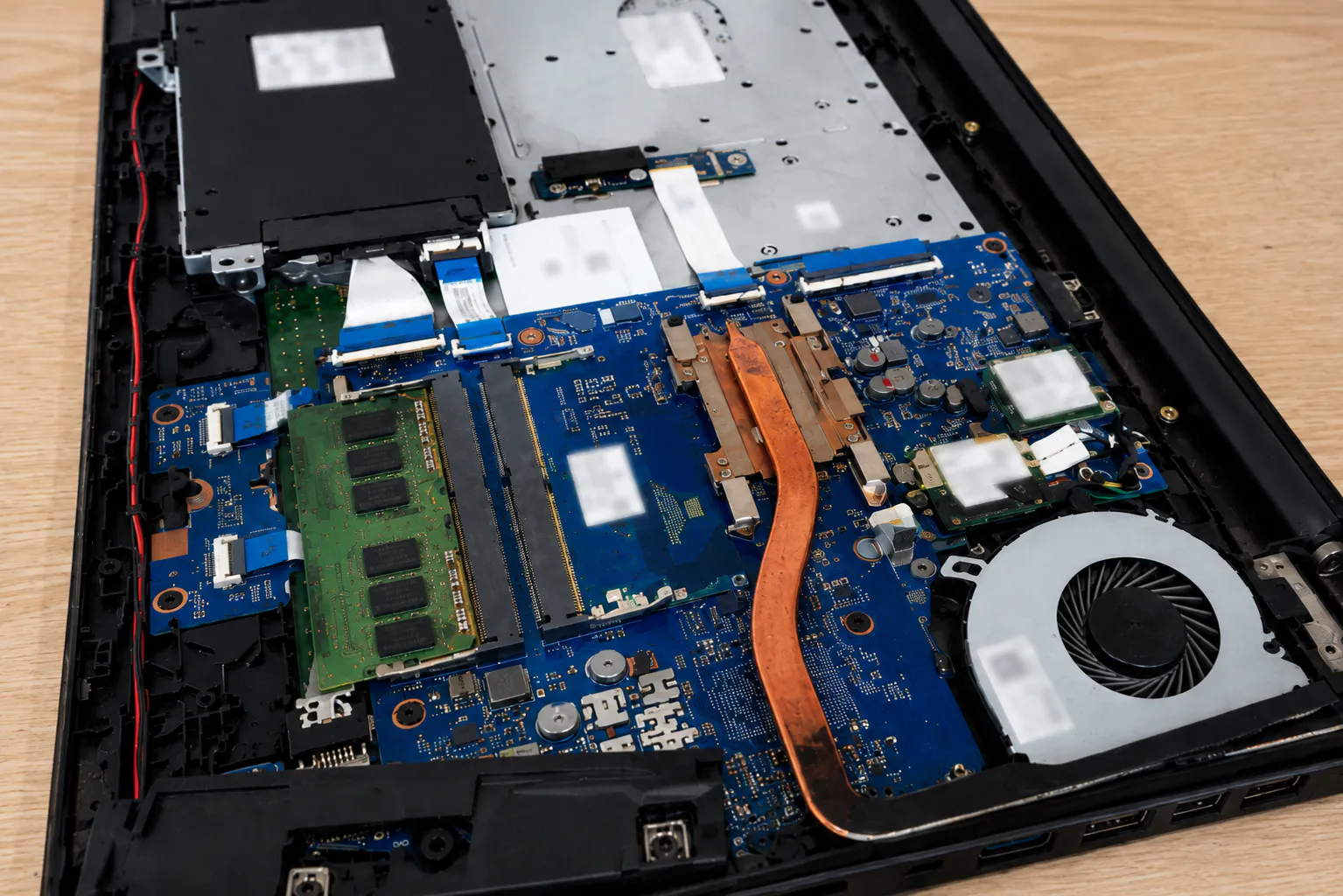 Revisión interna de memoria RAM, placa y sistema de disipación en notebook HP